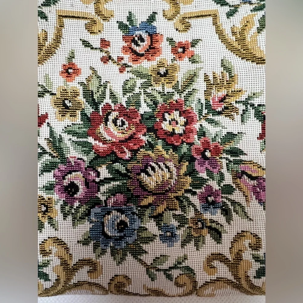 VINTAGE: Floral Tapestry Bakelike, kissy lock top,  bag.